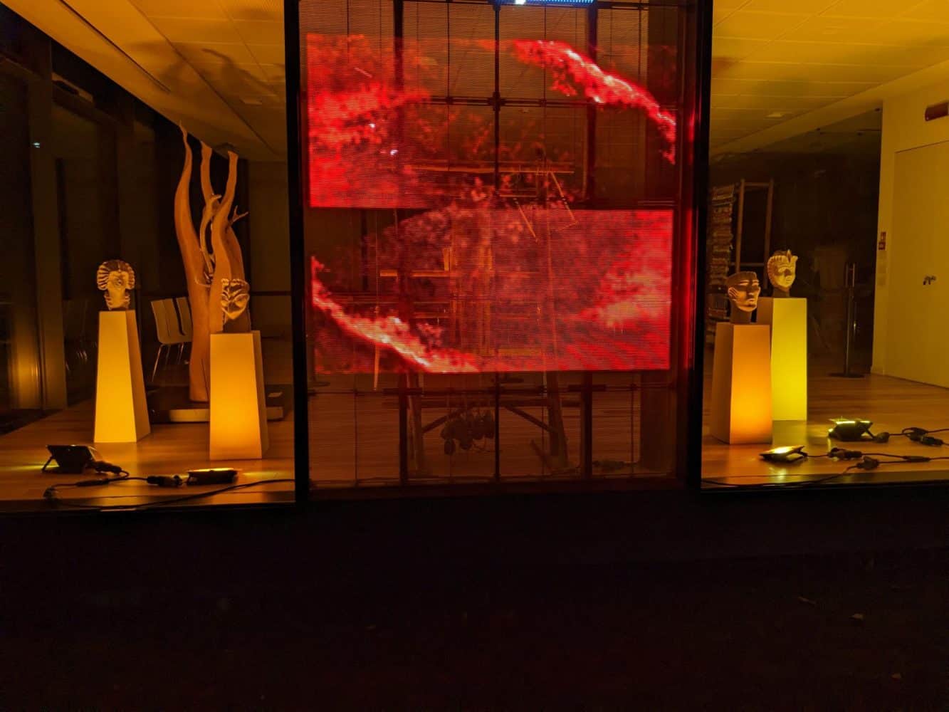 Le sculture illuminate viste dall'esterno del museo