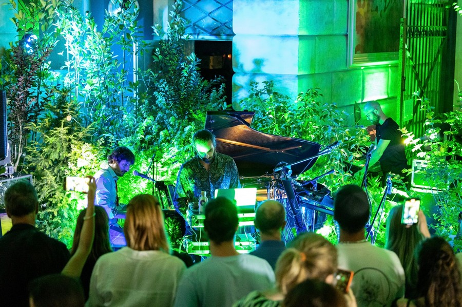 Plays Plant Orchestra 02